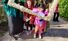 Samen met de heksen op de foto