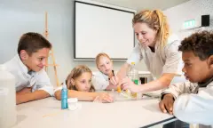 Kinderen doen experimenten in het Universiteitsmuseum Groningen.