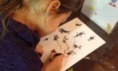 Kind aan het tekenen