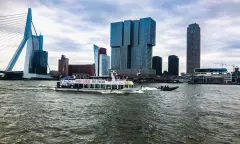 Boot op water Skyline Rotterdam