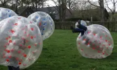 bumpervoetbal op gras