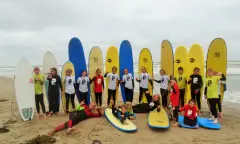 Kinderen Surfles op het Strand