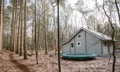 Trampoline naast het huisje