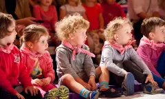 Oplettende Kinderen bij Kindervoorstelling