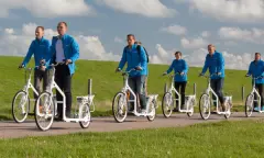 Groep bezoekers op loopfiets