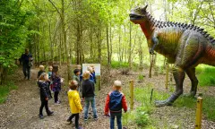 Carnotaurus in het bos