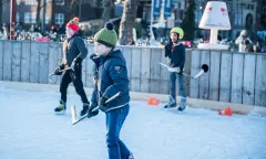 kinderen aan het ijhockeyen