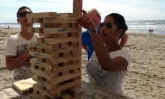 Jenga spelen op het strand