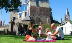 Bezoekers bij het kasteel