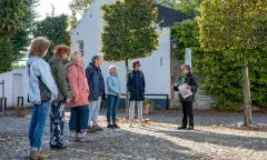 Wandeling langs witte huisjes