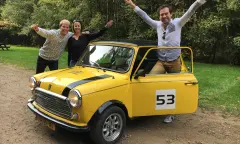 Bezoekers bij gele Mini Cooper