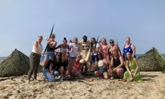 groepsfoto met piemelpak