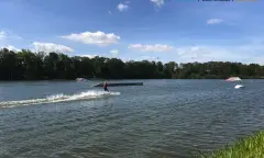 Waterskiën op het meer