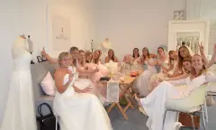 Vrouwen in bruidsjurken