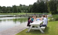 Picknicktafel met bezoekers