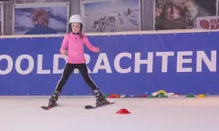 Kind aan het Skiën