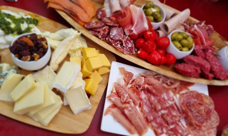 Goedgevulde borrelplanken