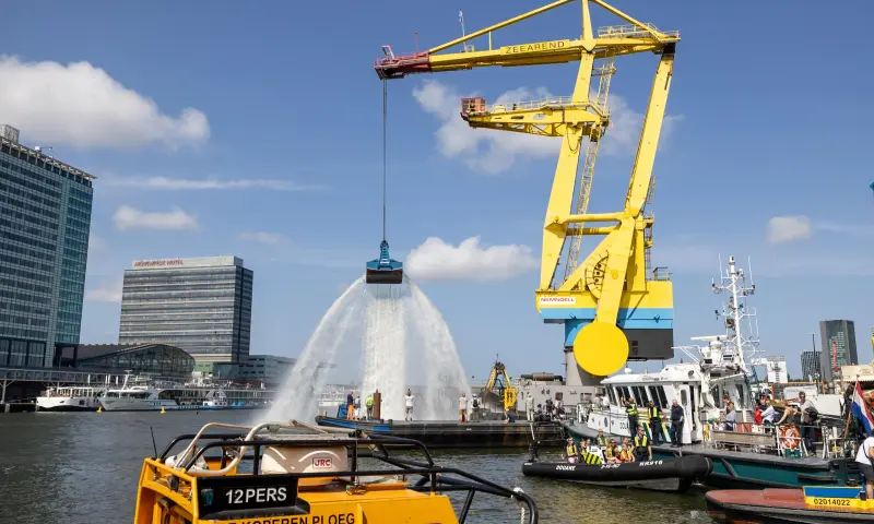 Demo Zeearend kraan water schep
