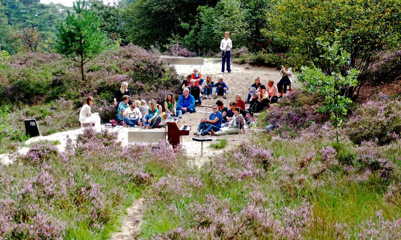 Publiek wat geniet van 20 kleine voorstellingen
