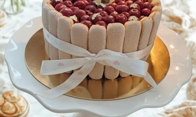 Lange vingertaart met citroen en kersen