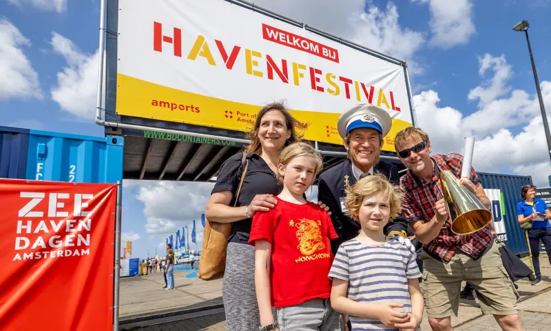 Familie bij ingang Havenfestival