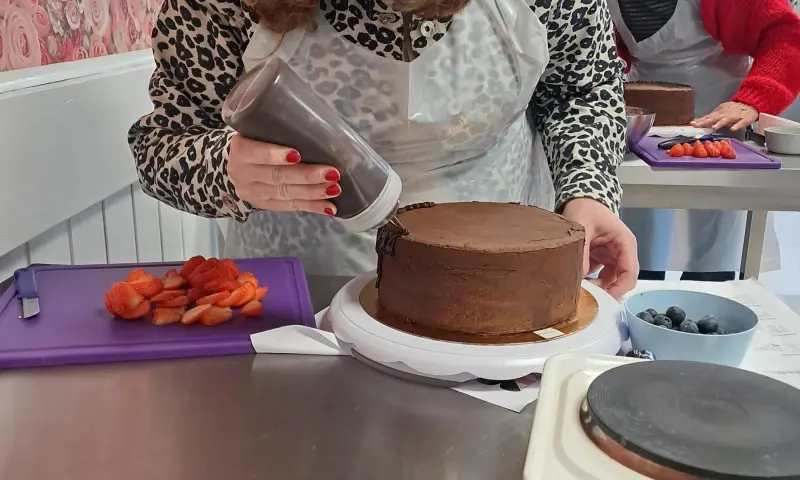 Bedrijfsuitje dripcake taart maken