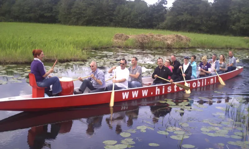 Drakenboot varen in Giethoorn