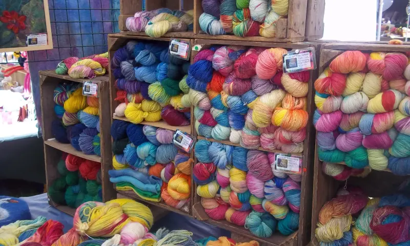 wol, geverfde wol , vachten enz