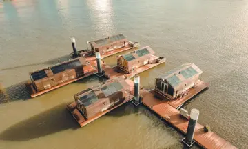 Wikkelboat & Red Apple Marina