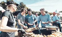 Bezoekers om de grill heen