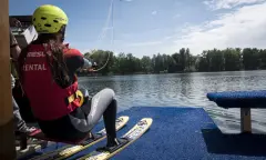 Bezoeker op water ski's