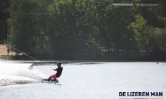 Wakeboarden op het water